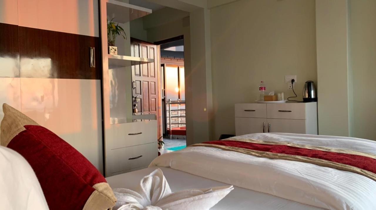 Hotel Pristine Himalaya Pokhara Exteriör bild